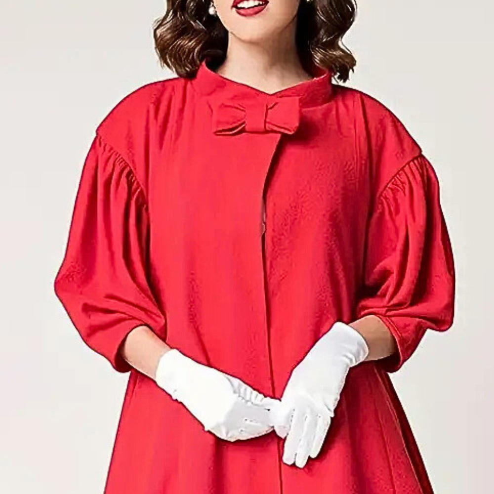 Rode vintage jurk met strik en pofmouwen, gedragen door vrouw met witte handschoenen. Retro mode, elegante dameskleding, jaren '50 stijl.