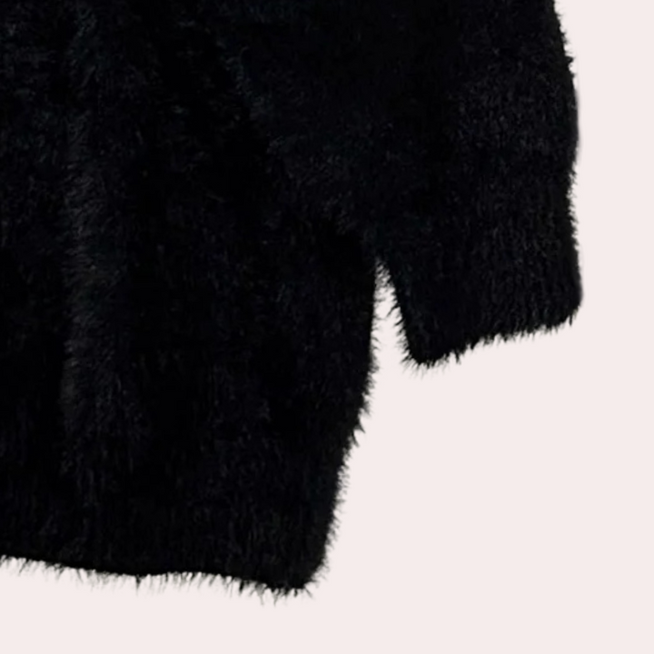 Zwarte pluizige trui, zachte textuur, trendy wintermode, comfortabele dameskleding, warme gebreide stof, stijlvolle casual outfit.