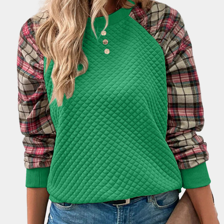 Vrouw draagt groene gewatteerde trui met geruite mouwen, casual mode, herfstkleding, trendy dameskleding, comfortabele outfit, modieuze stijl.