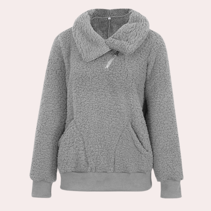 Grijze fleece trui met hoge kraag en ritssluiting, ideaal voor wintermode. Comfortabele dameskleding, warme en stijlvolle sweater.