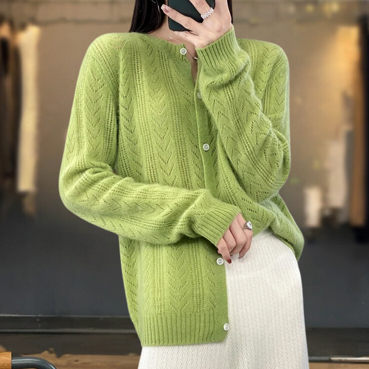 Vrouw in groene gebreide cardigan met knoopsluiting, modieuze herfstkleding, comfortabele damesmode, stijlvolle outfit voor koel weer.