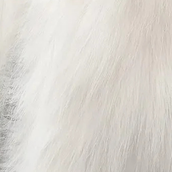 Witte bonttextuur close-up, zachte en pluizige vezels. Perfect voor modeontwerp, interieurdecoratie en ambachtelijke projecten.