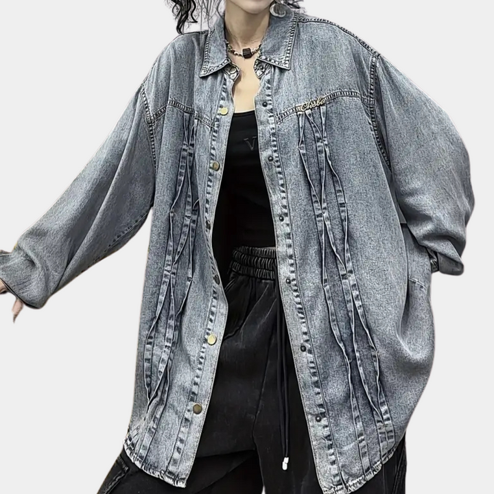 Grijze oversized spijkerjas voor dames, casual streetwear stijl, met knoopsluiting en lange mouwen. Perfect voor modieuze, comfortabele outfits.