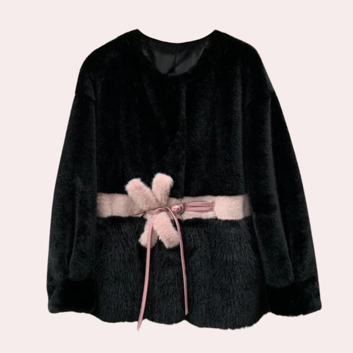 Zwarte faux fur jas met roze riem, dames wintermode, stijlvolle warme jas, trendy kleding, luxe uitstraling, modieuze damesjas.