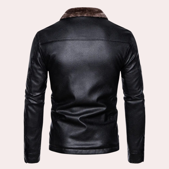 Zwarte leren jas met bruine bontkraag, achteraanzicht. Stijlvolle herenjassen, wintermode, hoogwaardige materialen, trendy design.