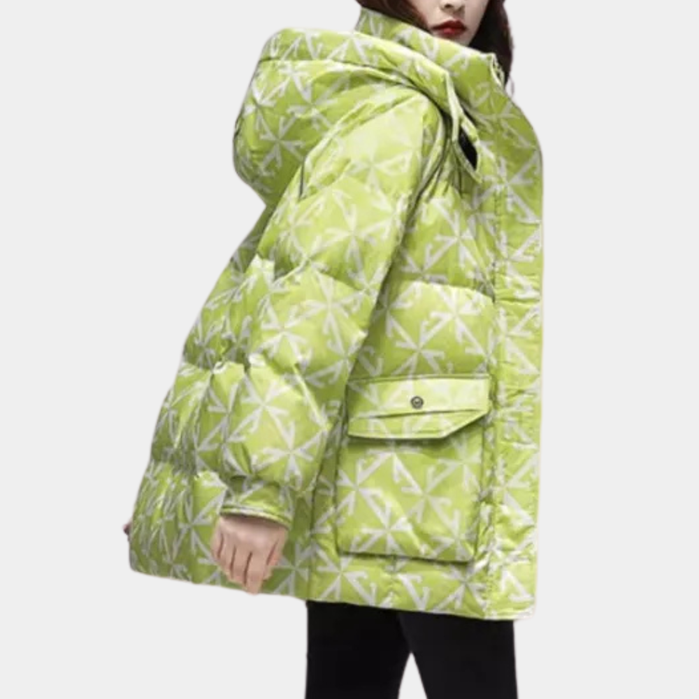 Limegroene gewatteerde jas met capuchon, geometrisch patroon, damesmode, winterkleding, trendy en warm, zijaanzicht.