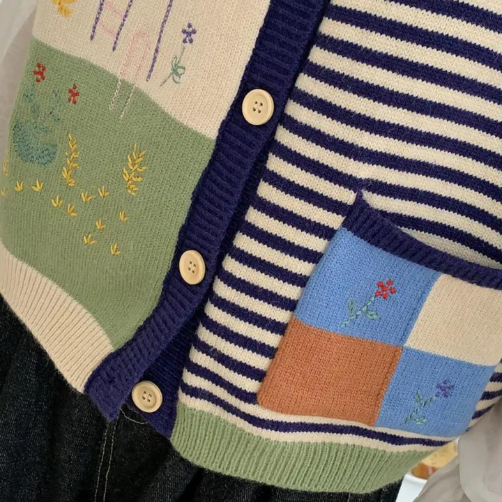 Gestreept gebreid vest met kleurrijke borduursels, houten knopen en zakken. Perfect voor herfstmode, casual en stijlvol.