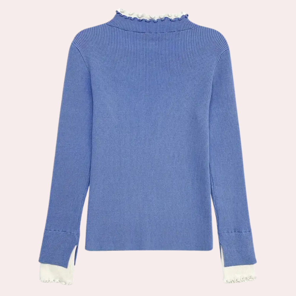 Blauwe geribbelde trui met witte ruches aan kraag en mouwen, damesmode, herfstkleding, stijlvolle en elegante top, casual chic outfit.