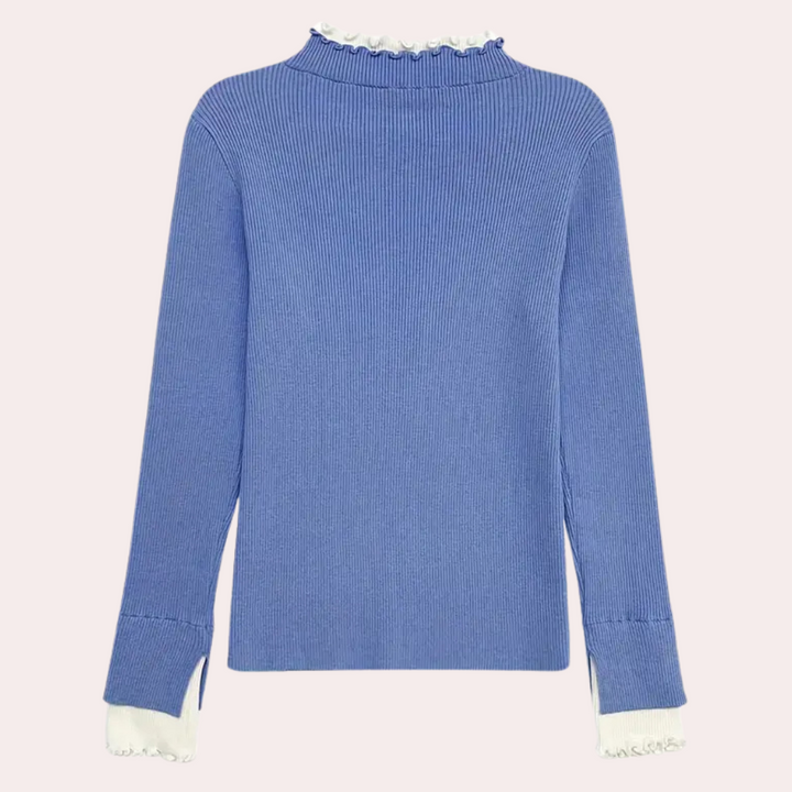 Blauwe geribbelde trui met witte ruches aan kraag en mouwen, damesmode, herfstkleding, stijlvolle en elegante top, casual chic outfit.