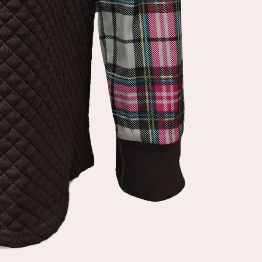 Zwart gewatteerd jack met kleurrijke geruite mouw, modieuze winterkleding, warme jas voor dames, trendy design, comfortabele pasvorm.