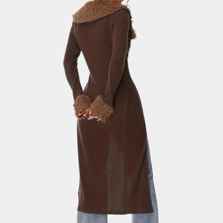 Bruine ribgebreide jurk met lange mouwen en pluizige kraag, gedragen over blauwe jeans. Modieuze dameskleding, herfst/winter stijl.