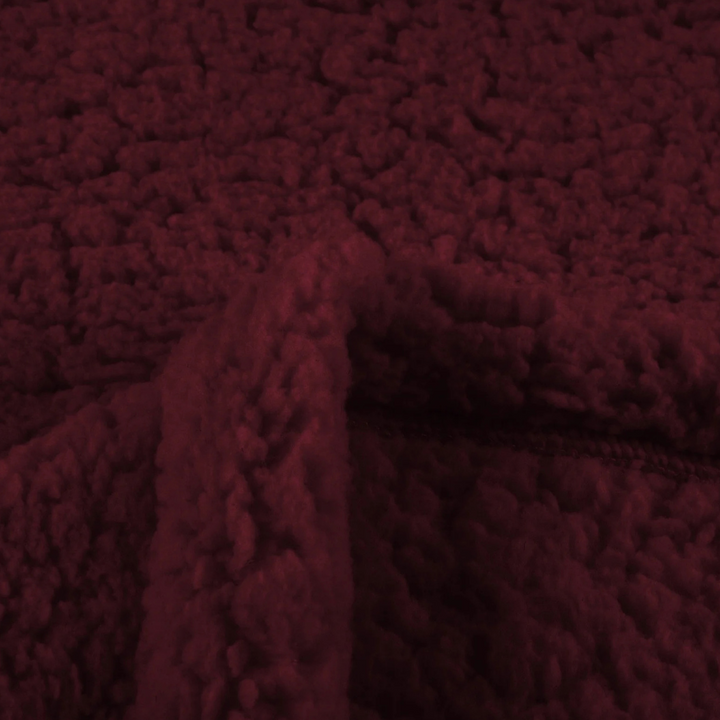 Donkerrode sherpa fleece stof, close-up textuur, zachte en warme stof voor kleding en dekens, ideaal voor wintermode en interieurdecoratie.