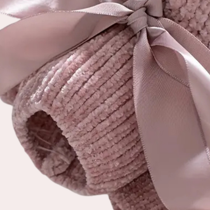 Roze pluche haarband met strik, zachte textuur, ideaal voor huidverzorging en make-up routines. Modieuze accessoire voor dagelijks gebruik.