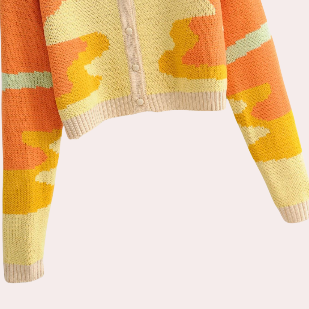 Oranje en gele gebreide trui met abstract patroon en knoopsluiting, lange mouwen, modieuze dameskleding, herfst-winter stijl.