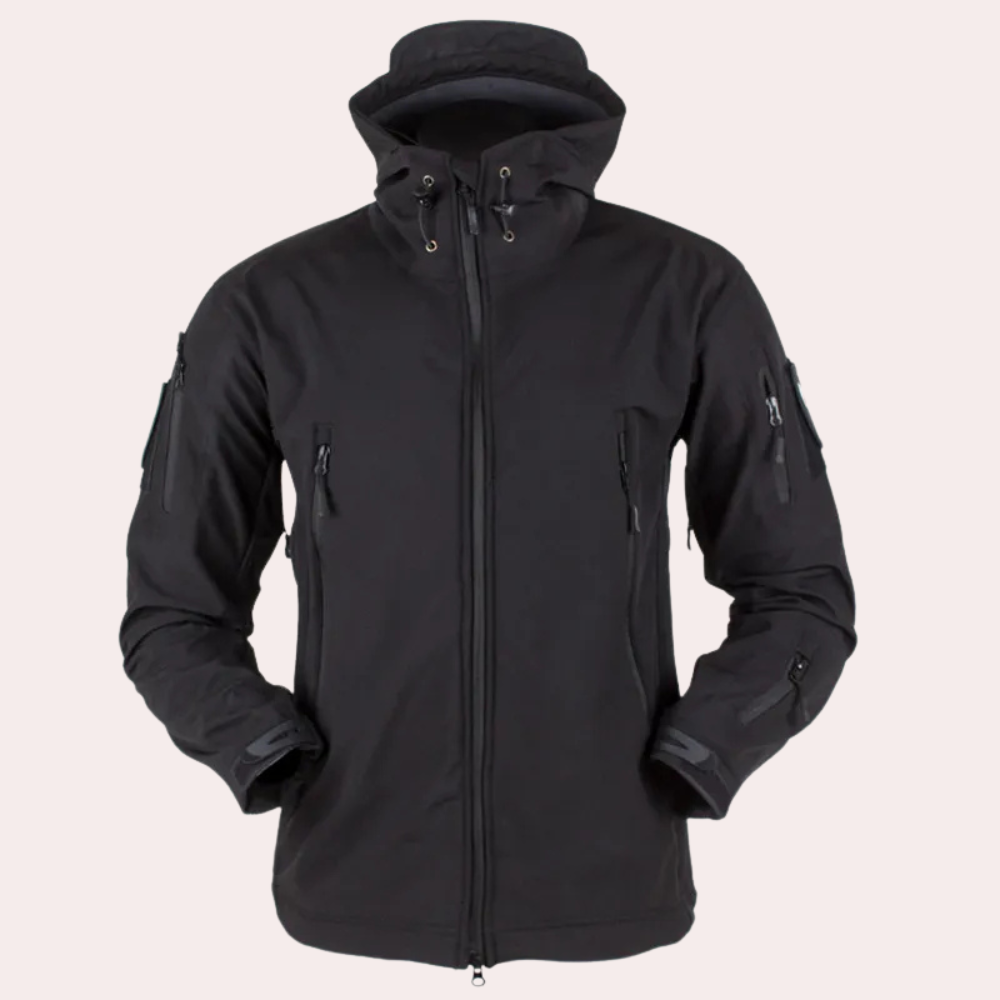 Zwarte softshell jas met capuchon, meerdere zakken en ritssluitingen, ideaal voor outdoor activiteiten. Waterafstotend en winddicht ontwerp.