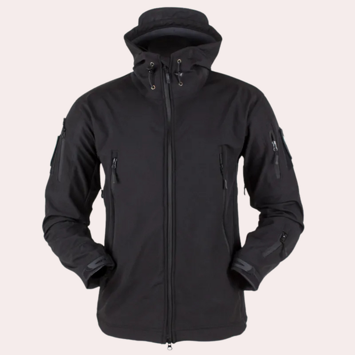 Zwarte softshell jas met capuchon, meerdere zakken en ritssluitingen, ideaal voor outdoor activiteiten. Waterafstotend en winddicht ontwerp.