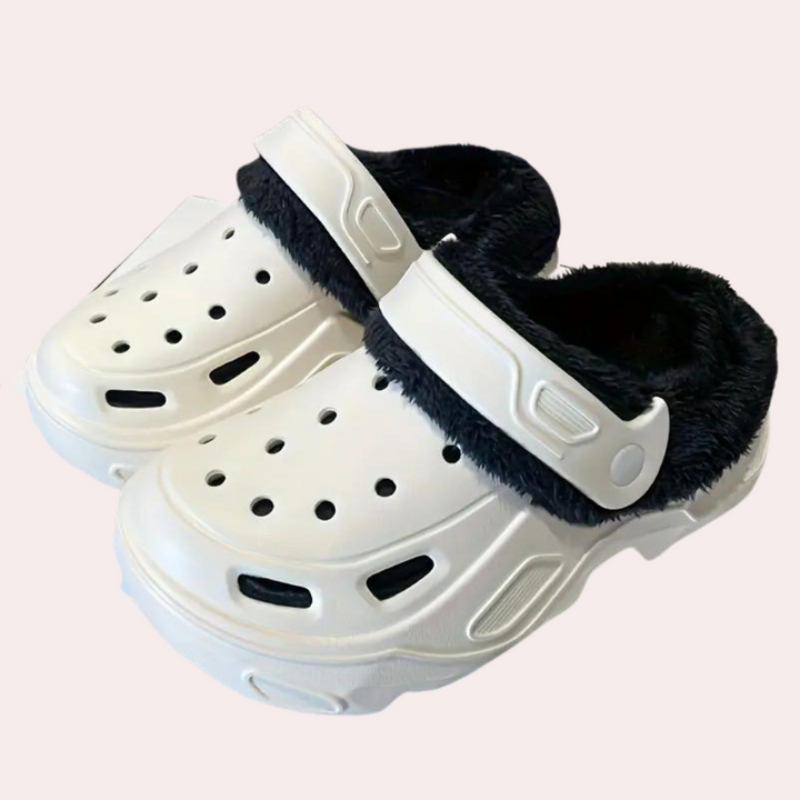 Witte klompen met zwarte bontvoering, ventilatiegaten en verstelbare band. Comfortabele en modieuze schoenen voor dagelijks gebruik.