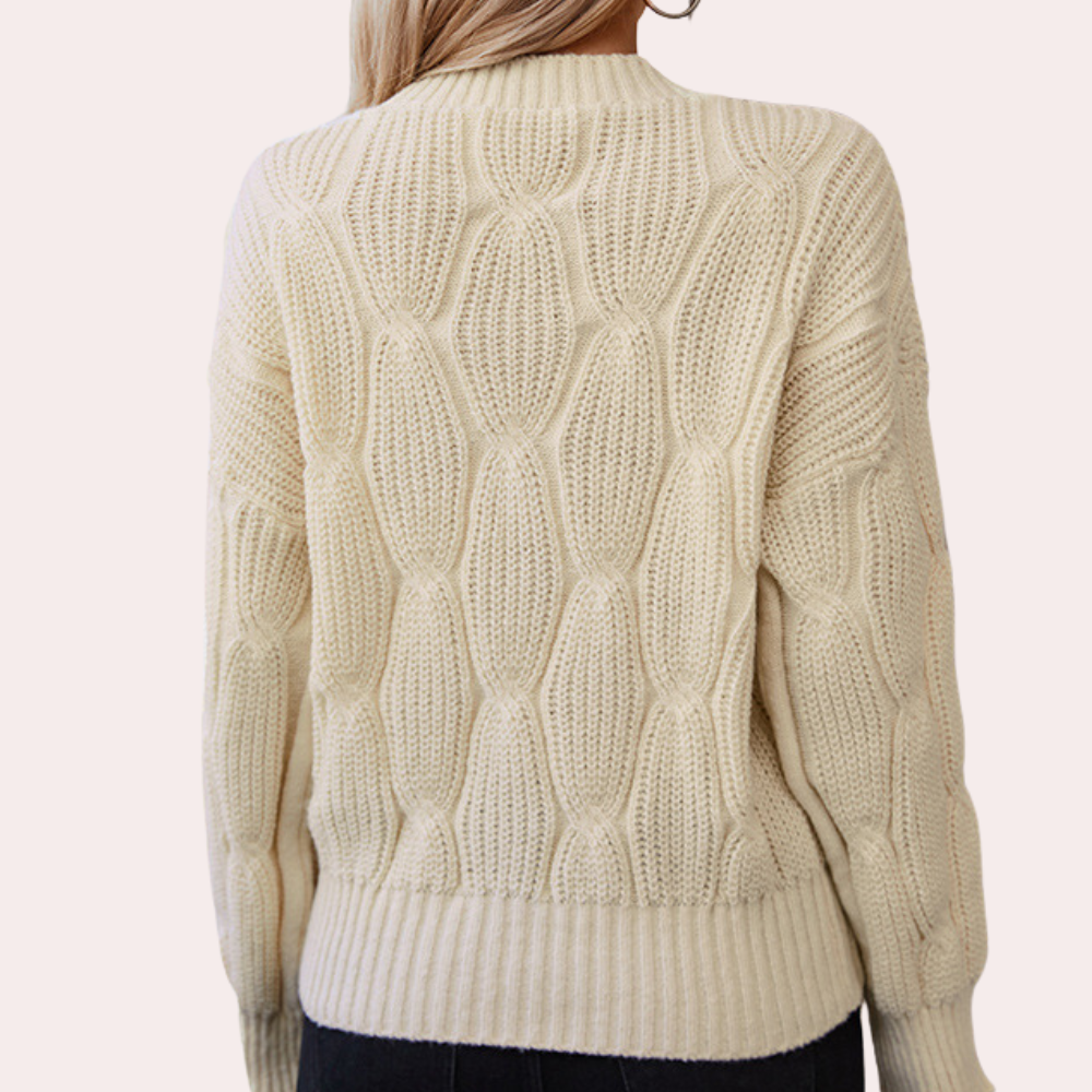 Beige gebreide trui dames, kabelpatroon, lange mouwen, casual wintermode, achterkant, comfortabele warme kleding, trendy design.