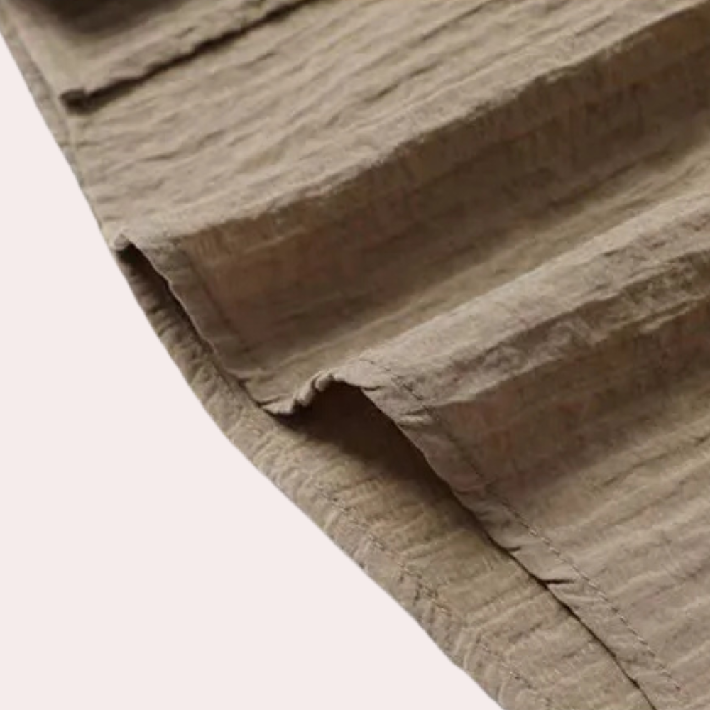 Beige katoenen stof met geribbelde textuur, close-up. Ideaal voor kleding, interieurdecoratie en ambachtelijke projecten. Hoogwaardige textielmaterialen.