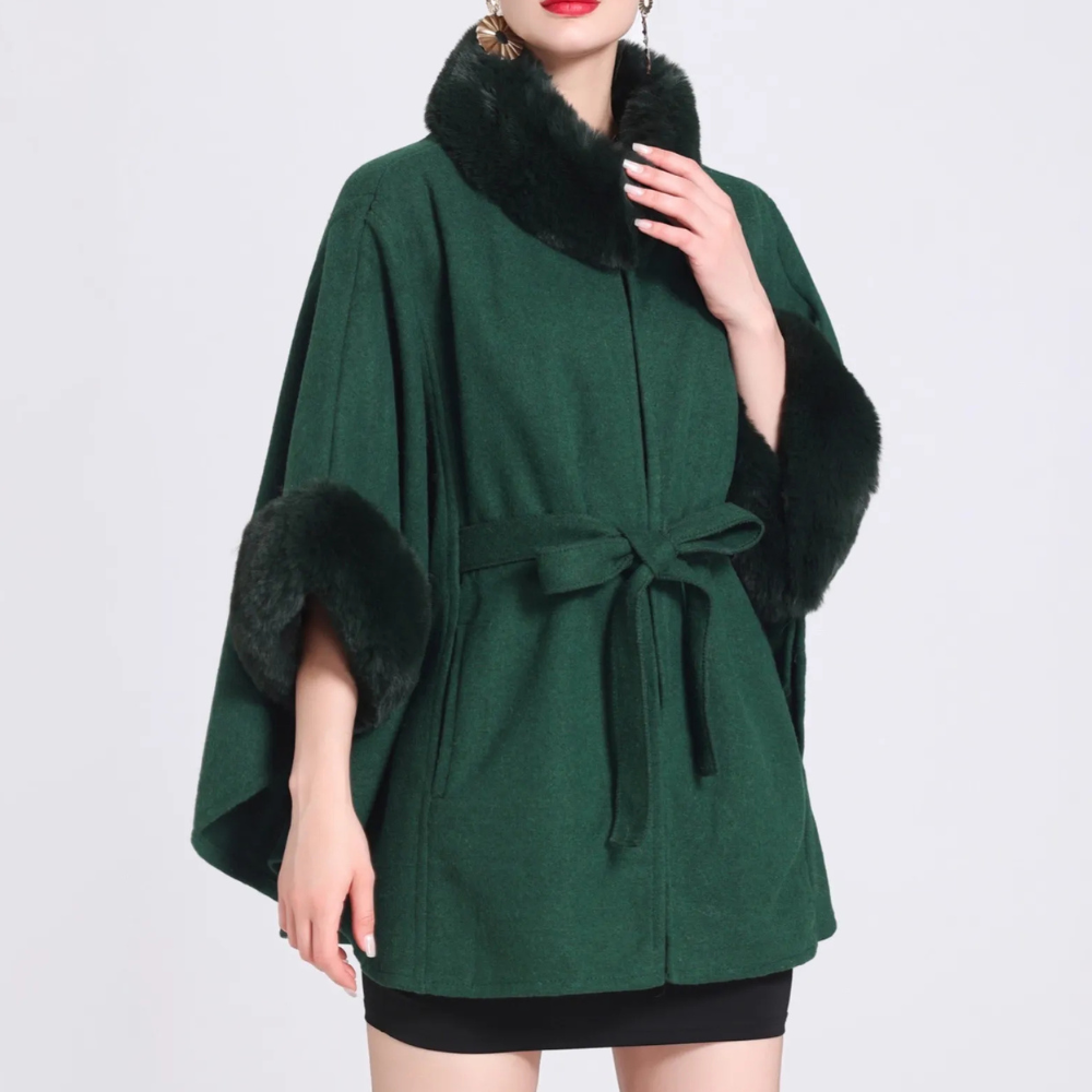 Groene damescape met zwarte bontkraag en manchetten, strikceintuur, elegante wintermode, stijlvolle jas, warme dameskleding.