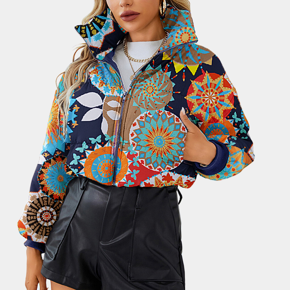 Vrouw draagt kleurrijke patchwork jas met geometrische patronen en zwarte leren shorts. Modieuze dameskleding, herfst-winter stijl.