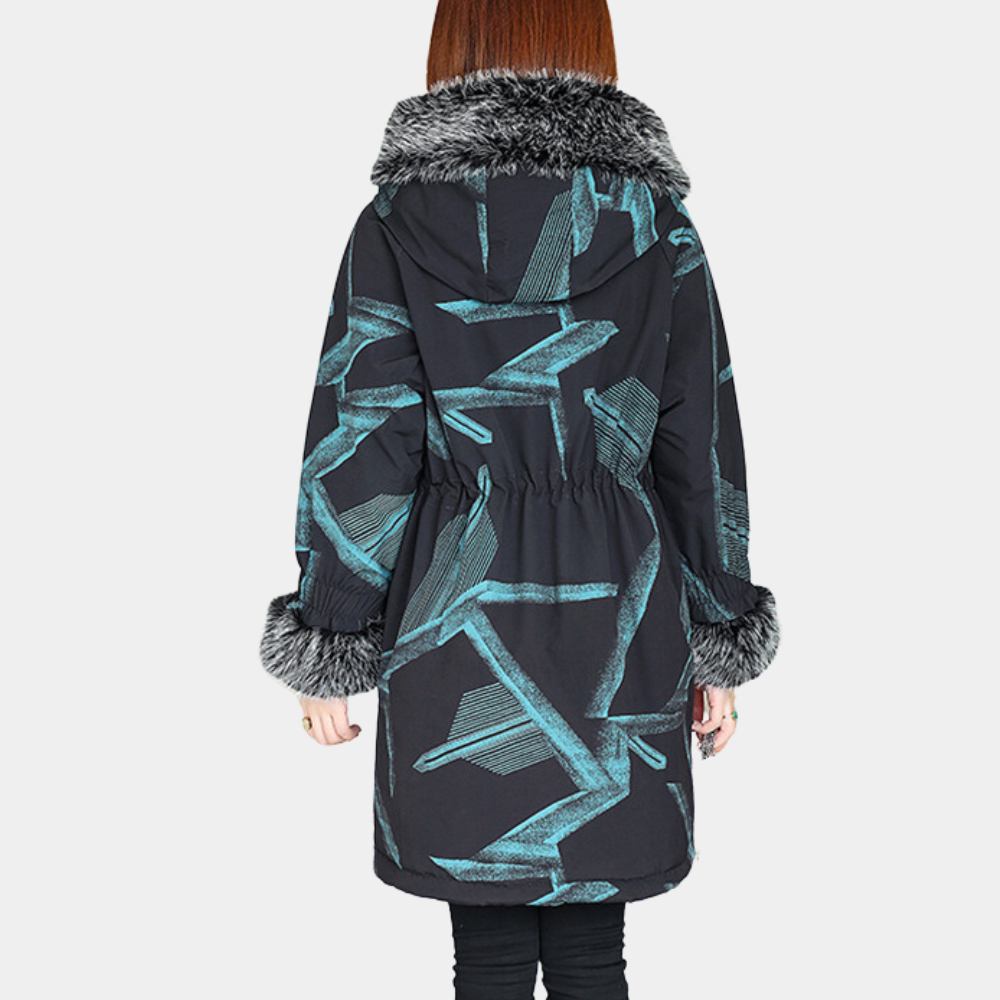 Dames winterjas met capuchon, zwart met turquoise geometrisch patroon, nepbontkraag en manchetten. Warme, stijlvolle jas voor koude seizoenen.