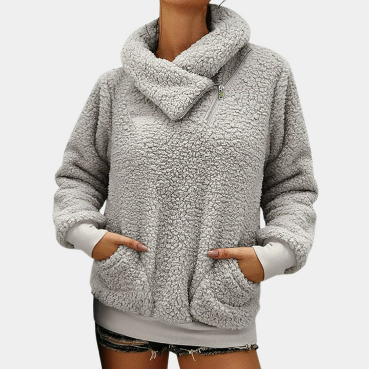 Grijze fleece trui met hoge kraag en zakken, damesmode, winterkleding, warme en comfortabele stijl, ideaal voor casual outfits.