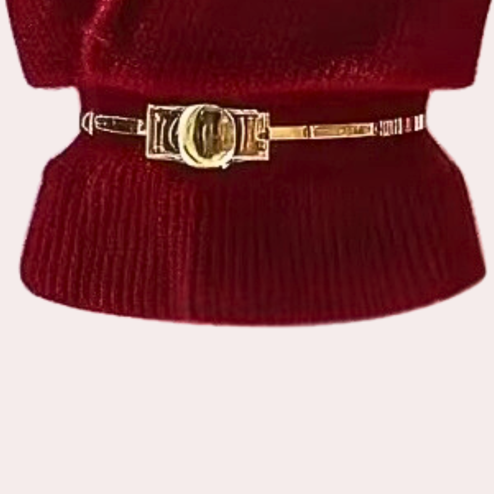 Rode trui met gouden riem, stijlvolle damesmode, winterkleding, trendy gebreide stof, elegante outfit, modieuze accessoires.