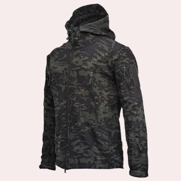 Camo softshell jas met capuchon, waterafstotend en winddicht, ideaal voor outdoor activiteiten. Tactische militaire stijl, zwart-grijs camouflagepatroon.