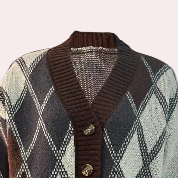 Bruin-witte argyle cardigan met knopen, geribbelde kraag en V-hals. Stijlvolle damesmode, herfst-winter kleding, trendy gebreid vest.