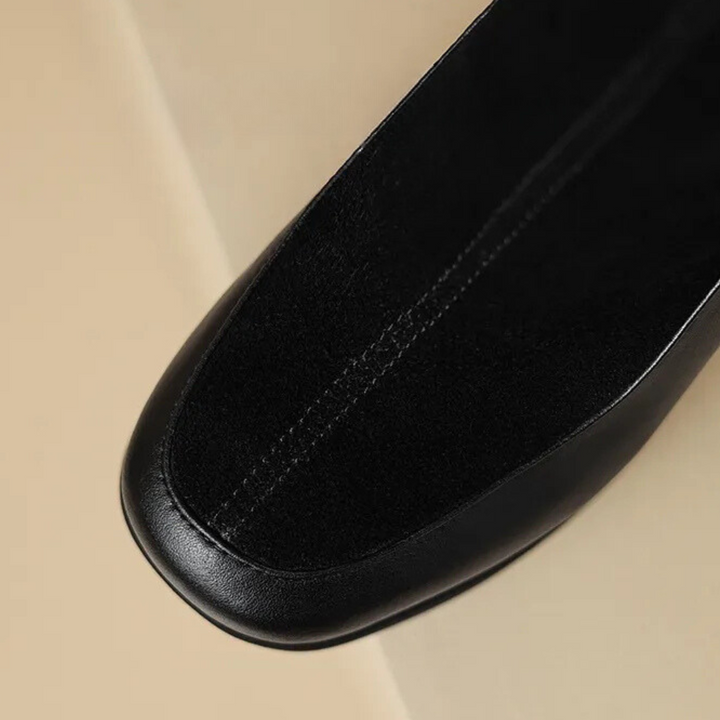 Zwarte leren damesschoen met vierkante neus, minimalistisch design, hoogwaardige afwerking. Perfect voor stijlvolle, moderne outfits.