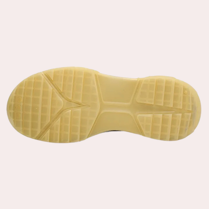 Gele rubberen zool van een sportschoen met antislipprofiel, ideaal voor hardlopen en fitness. Comfortabele grip en duurzaamheid.