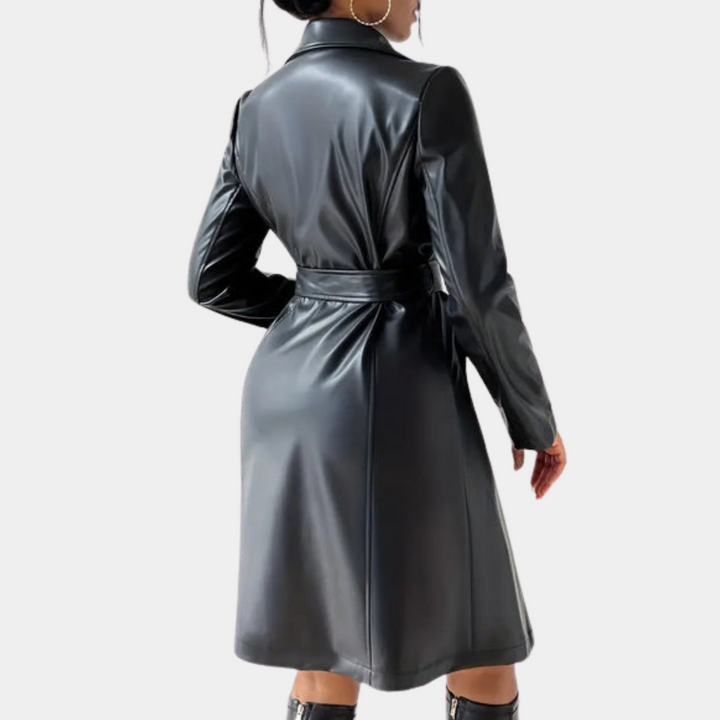 Zwarte leren trenchcoat voor dames, getailleerd ontwerp, lange mouwen, riemsluiting, stijlvolle mode, geschikt voor herfst en winter.