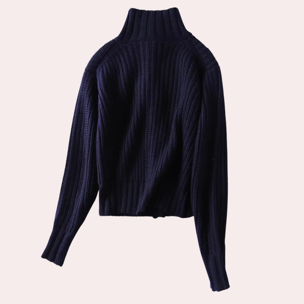 Donkerblauwe gebreide trui met col, lange mouwen en geribbelde textuur, perfect voor wintermode en casual outfits.