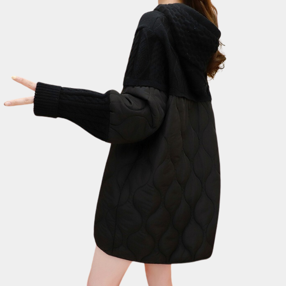 Zwarte gewatteerde jas met capuchon, lange mouwen en uniek quiltpatroon. Modieuze winterkleding voor dames. Comfortabel en stijlvol ontwerp.