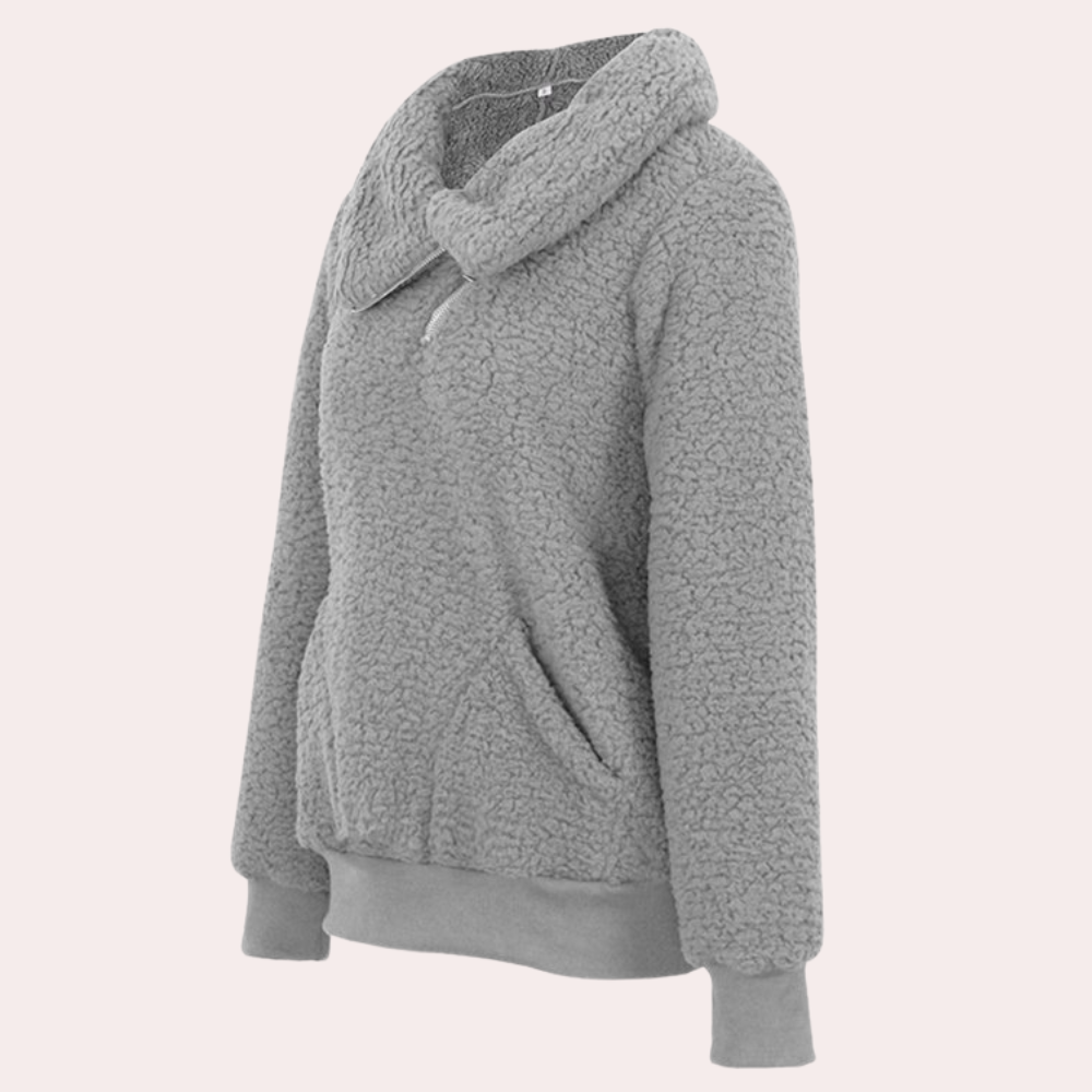 Grijze fleece trui met kangoeroezak en opstaande kraag, ideaal voor wintermode. Comfortabele dameskleding, warme en stijlvolle sweater.