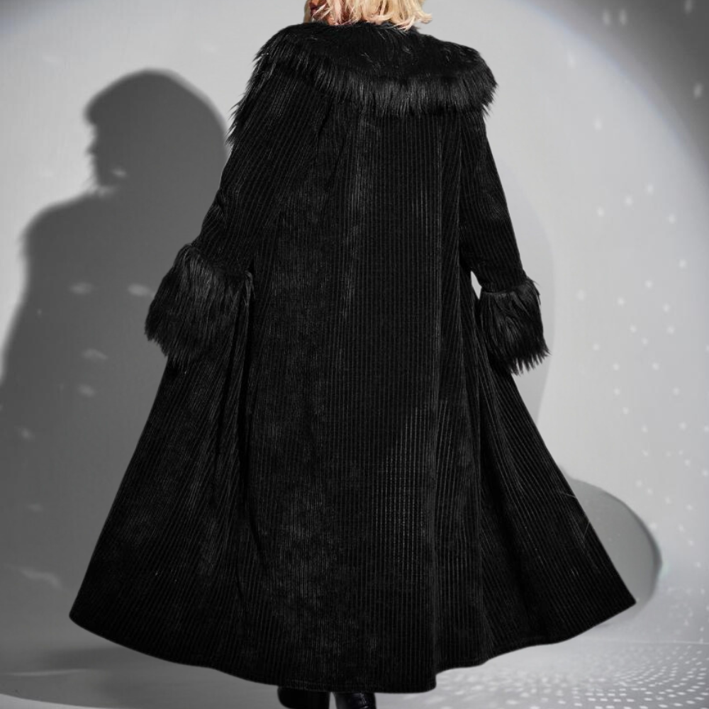 Zwarte fluwelen jas met bontkraag en manchetten, elegante wintermode, dameskleding, stijlvolle lange jas, modetrend herfst-winter.