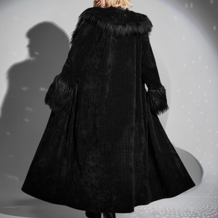 Zwarte fluwelen jas met bontkraag en manchetten, elegante wintermode, dameskleding, stijlvolle lange jas, modetrend herfst-winter.