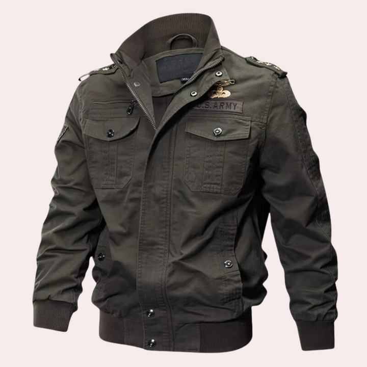 Donkergroene militaire jas met opstaande kraag, epauletten en meerdere zakken. Ideaal voor outdoor activiteiten en casual mode.