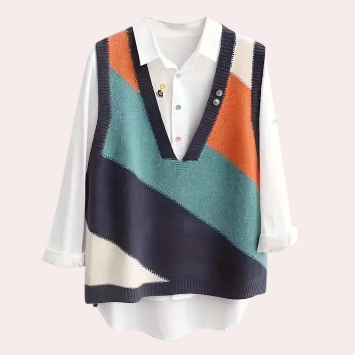 Witte blouse met kleurrijke, geometrische gebreide spencer in oranje, blauw en zwart. Modieuze dameskleding, herfsttrends, casual stijl.