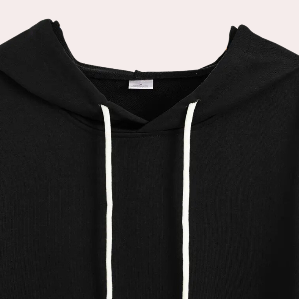 Zwarte hoodie met witte trekkoorden, minimalistisch ontwerp, uniseks kleding, comfortabele katoenen stof, casual mode, streetwear stijl.