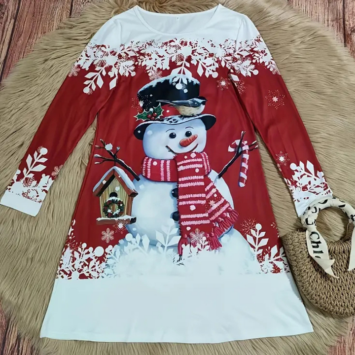 Rode kerstjurk met sneeuwpopprint, sneeuwvlokken en vogeltje, perfect voor feestdagen. Wintermode, dameskleding, kerstoutfit.