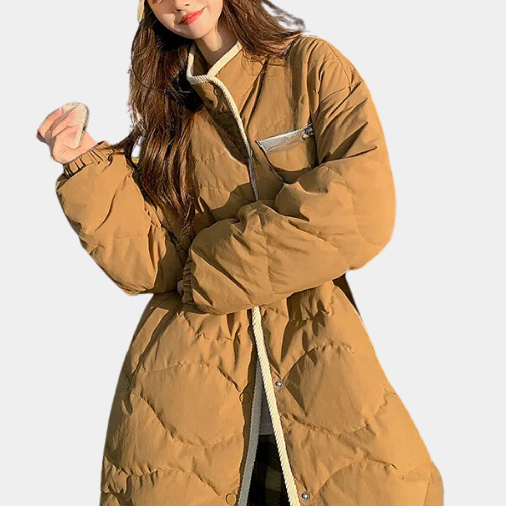 Vrouw in oversized bruine gewatteerde jas met rits en zak, wintermode, trendy dameskleding, comfortabele warme jas voor koude seizoenen.