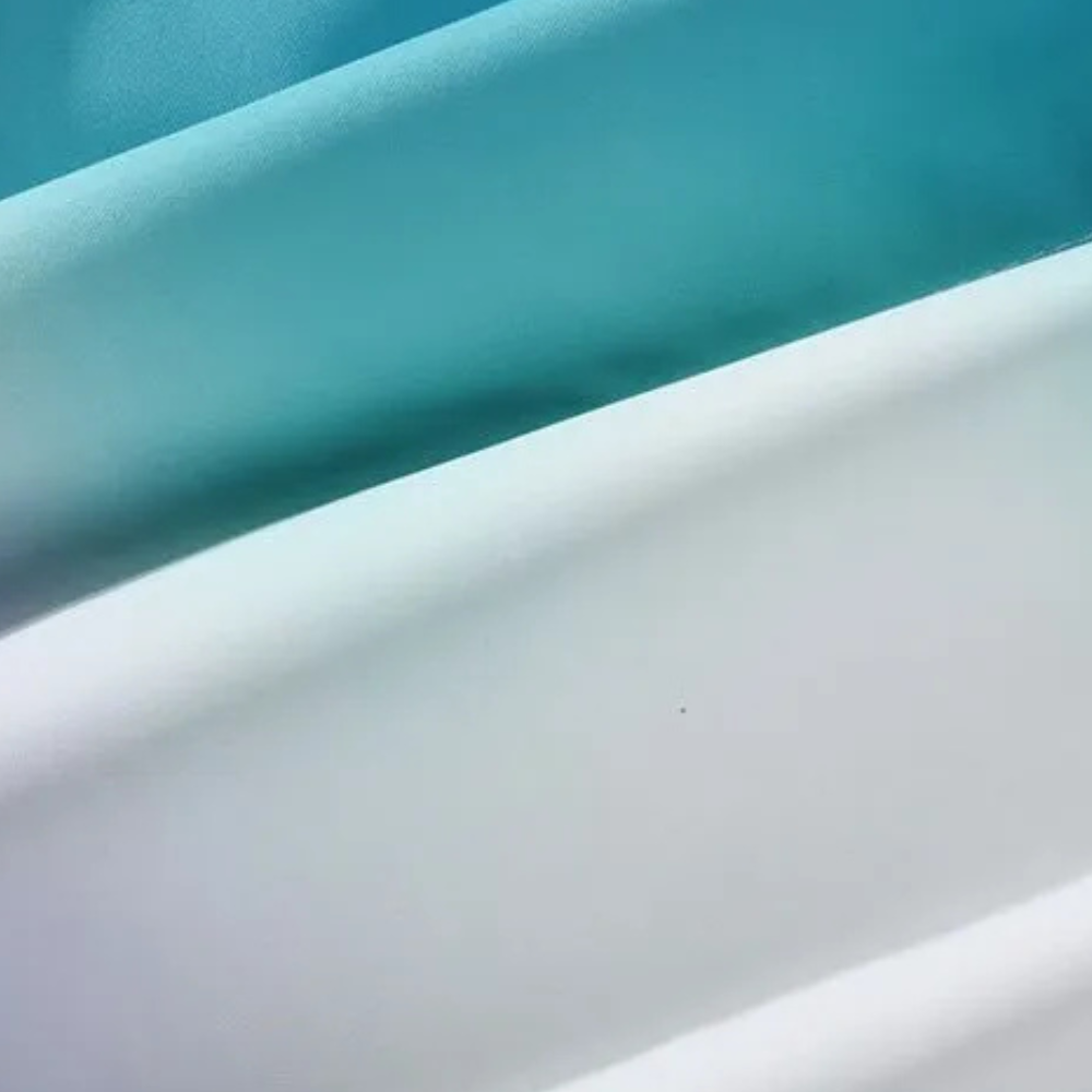Turquoise en witte stof, gladde textuur, hoogwaardige textielmaterialen, geschikt voor modeontwerp en interieurdecoratie.