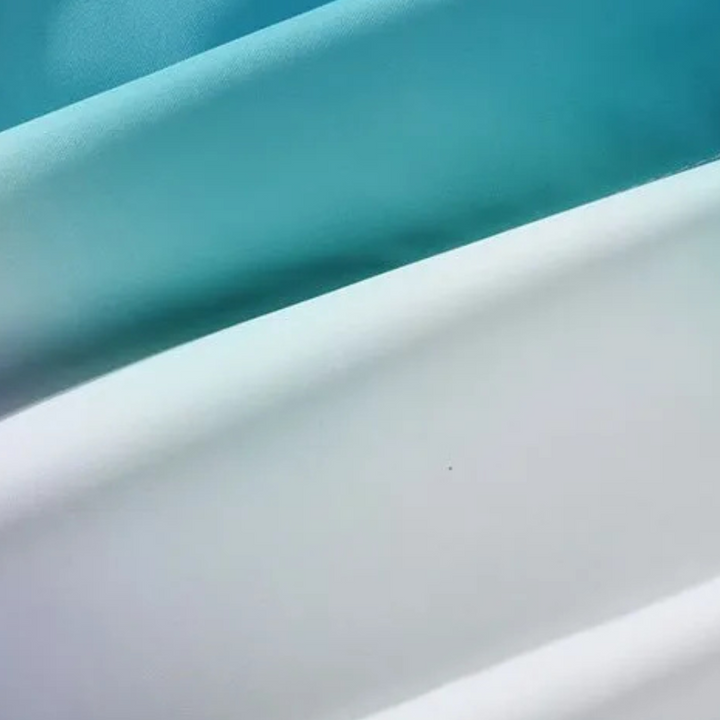 Turquoise en witte stof, gladde textuur, hoogwaardige textielmaterialen, geschikt voor modeontwerp en interieurdecoratie.