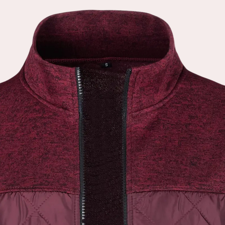 Bordeauxrode gewatteerde jas met hoge kraag en ritssluiting, stijlvolle wintermode, warme damesjas, trendy kleding, comfortabele buitenkleding.