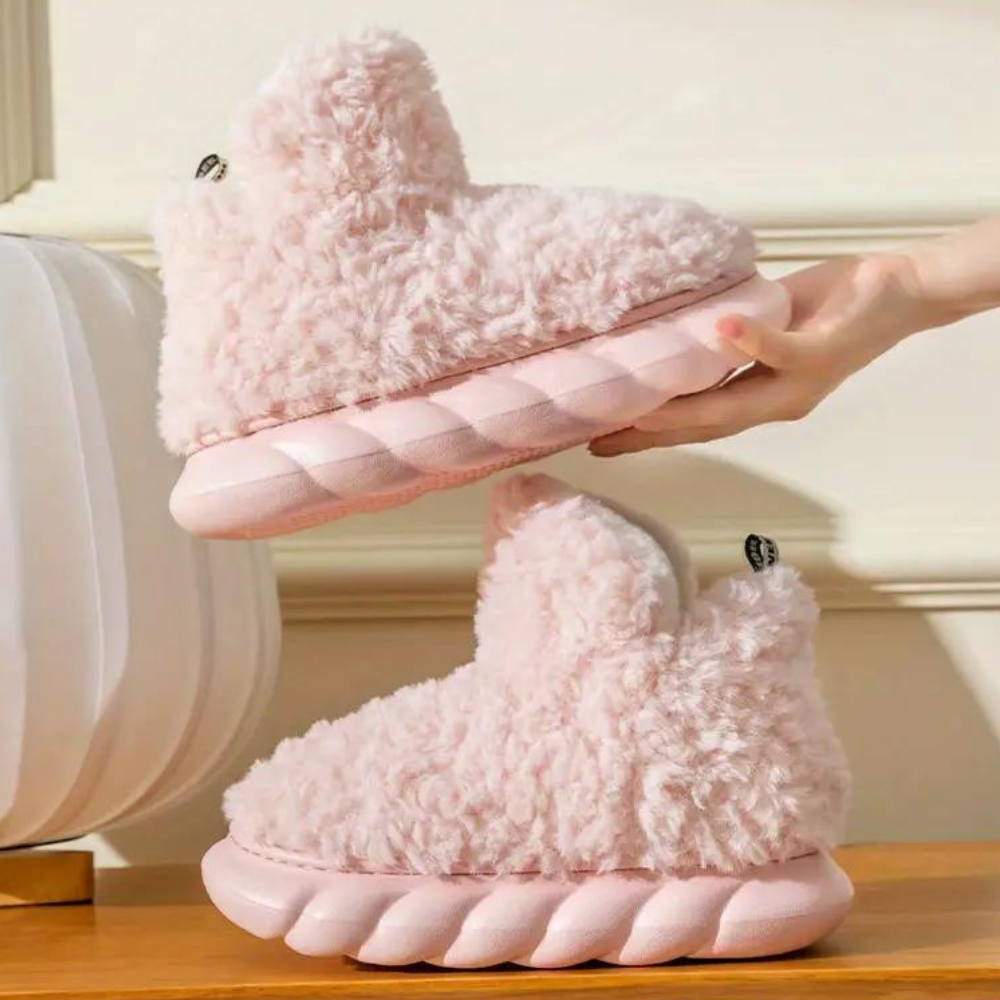 Roze pluche pantoffels met dikke zolen, perfect voor wintercomfort. Stijlvolle en warme huisschoenen voor dames, ideaal voor koude dagen.