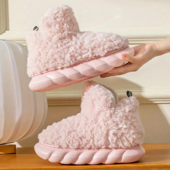 Roze pluche pantoffels met dikke zolen, perfect voor wintercomfort. Stijlvolle en warme huisschoenen voor dames, ideaal voor koude dagen.