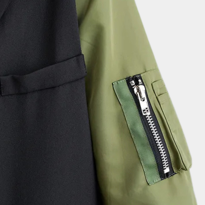 Groene en zwarte jas met ritssluiting op de mouw, moderne streetwear stijl, unisex ontwerp, duurzame stof, trendy mode voor herfst en winter.