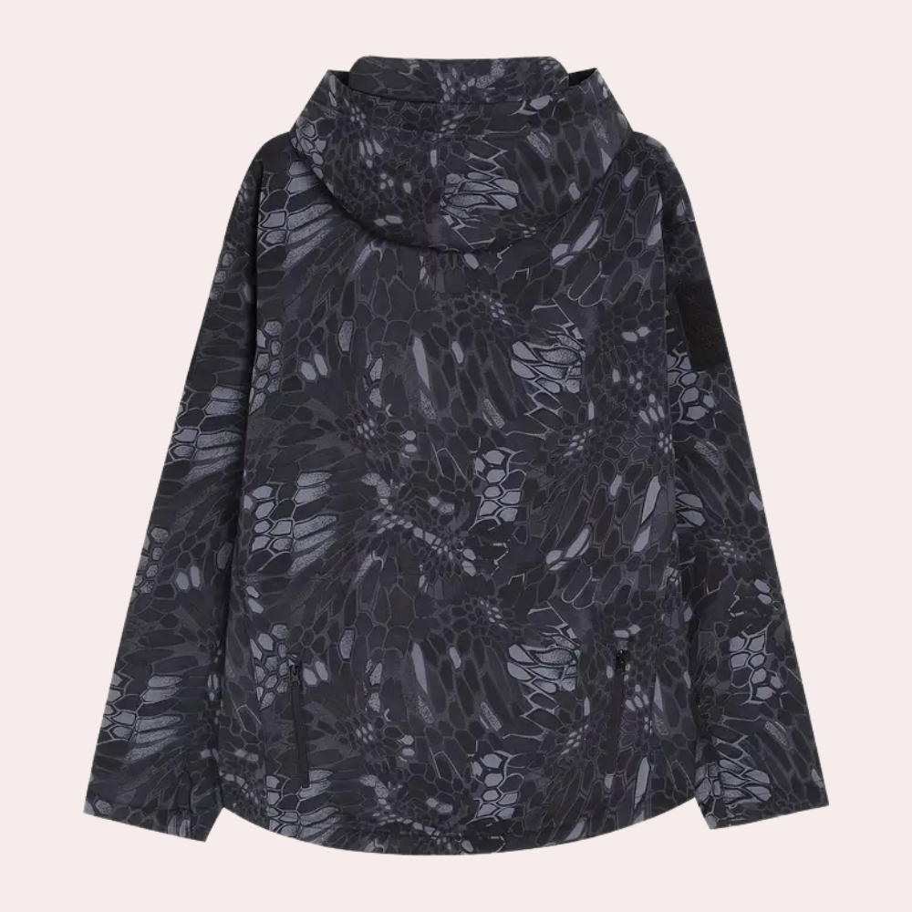 Zwarte camouflage regenjas met capuchon, waterdicht en ademend, ideaal voor outdoor activiteiten. Stijlvolle en functionele herenjas.